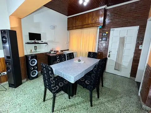 VENTA CASA 3 AMBIENTES PARQUE Y COCHERA P PODESTA