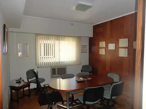 Oficina 11 ambientes con 3 baños