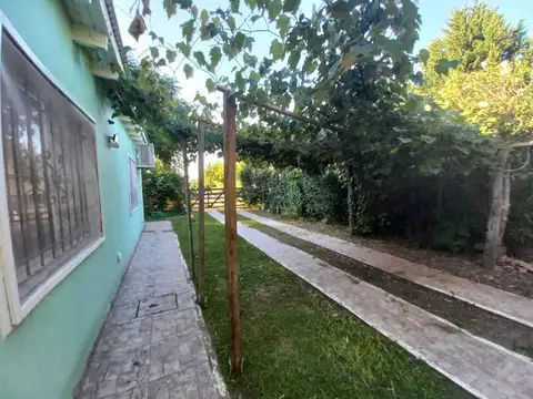 Casa con pileta y gran parque en venta, General Las Heras