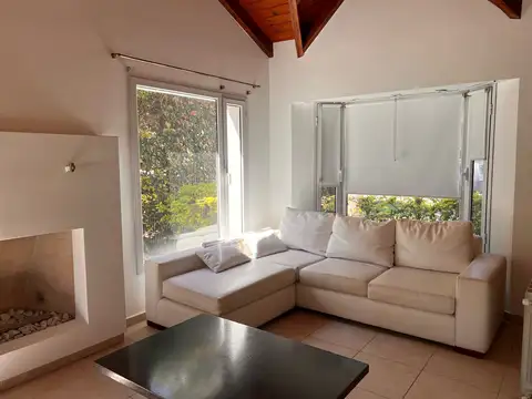 Casa en Alquiler con 2 cocheras
