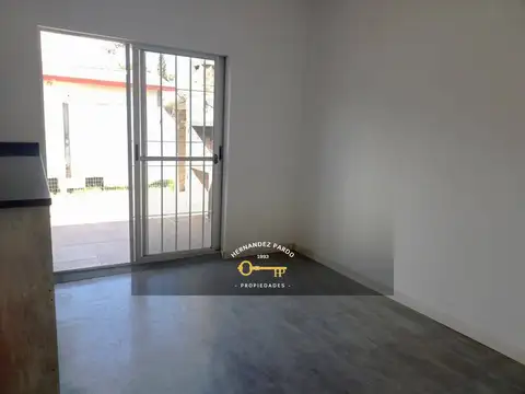 Solida casa al sur sobre calle principal, Lomas de Solymar