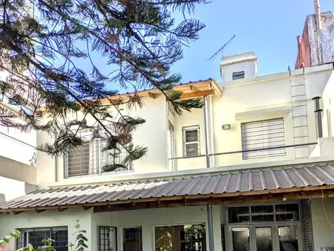 Imperdible Casa con gran jardin  lote gigante de 8,67 x 47,90