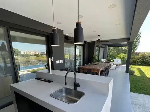 Casa en Venta con 4 cocheras