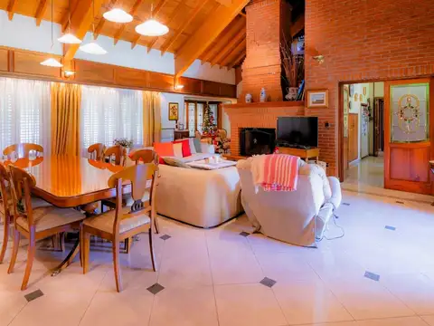 Casa en Venta con 4 cocheras