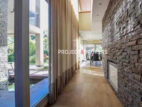 Casa en Venta con 3 cocheras