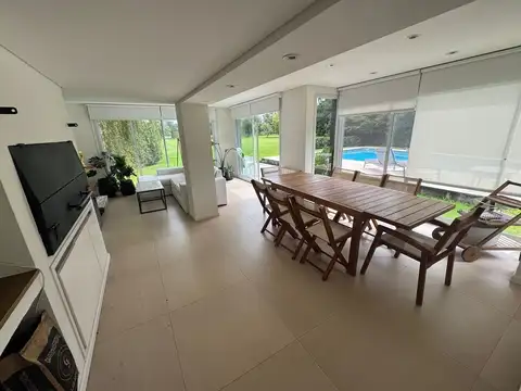 Casa en Alquiler con 2 cocheras