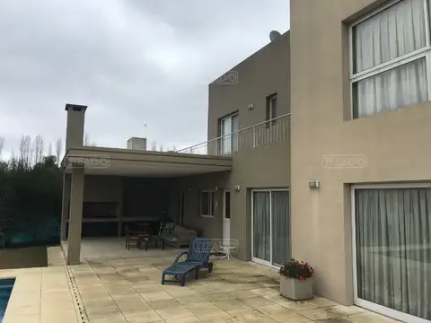 Casa 4 ambientes con 4 baños