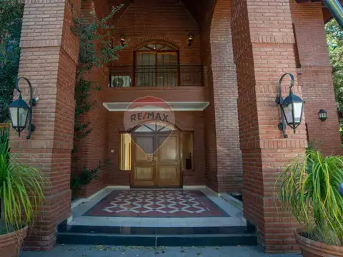 Casa 8 ambientes con 5 baños