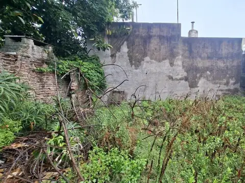 LOTE CON CASA A RECICLAR O DEMOLER