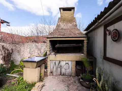 Casa 7 ambientes con 2 baños