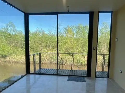 Casa sobre el agua en Guayraca – 800 m², doble costa, deck y muelle