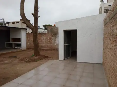 SE VENDE CASA COMO NUEVA, 3 DORM., PATIO, COCHERAS Y MAS 