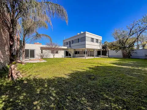 VENTA/PERMUTA - Casa de 3 Dormitorios, Jardin y Parrillero - Garita 14, Funes