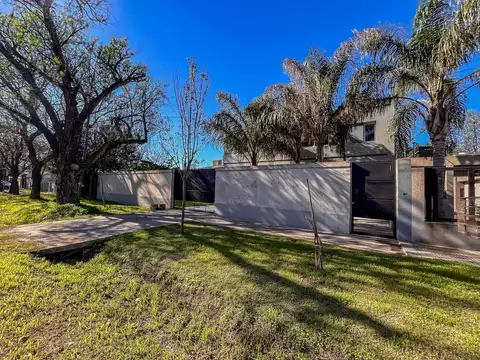 Casa en Venta con 2 cocheras