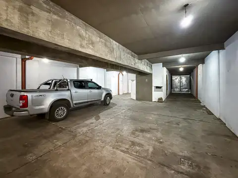 Deposito amplio con doble portón o cochera para 5/6 autos en el Centro