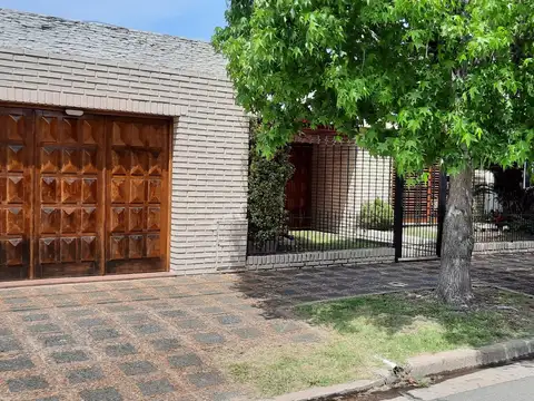 Casa toda en planta baja - sobre lote 12x28 mts. - gge p/2 autos - 3 amb. amplios - parque y quincho