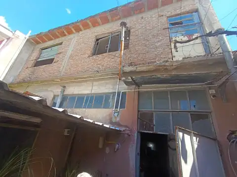 Casa 6 ambientes con 2 baños