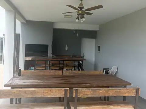 Casa 8 ambientes con 4 baños