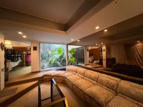 Venta. Casa. 6 ambientes. 4 suite. Cochera. Quincho. Terraza. Jardín. Barracas.