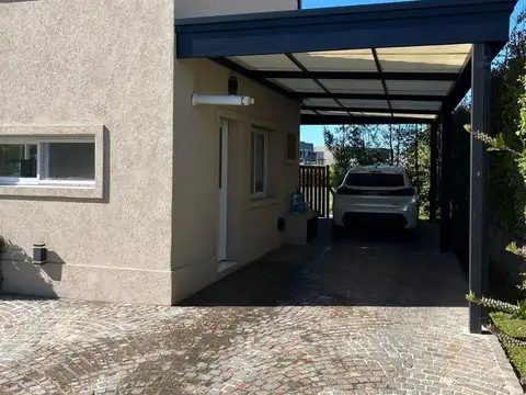 Casa en Venta en El Cantón - Barrio Golf, USD 419.000