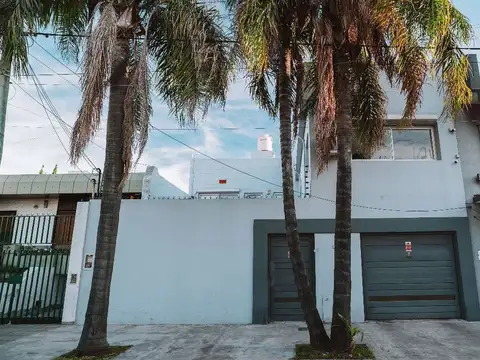 Casa 4 amb amplios con patio y cochera para varios autos en Excelente estado 