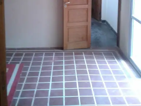 C & P Inmobiliaria alquila: 2 casas con acceso independiente, cochera, patios.