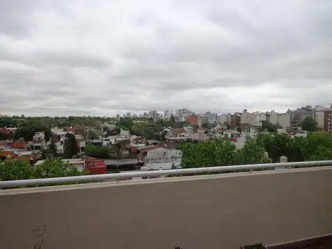 Excelente departamento de 5 ambientes con terraza, parrilla cochera, excelente vista, muy luminoso.