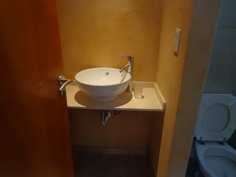 Excelente departamento de 5 ambientes con terraza, parrilla cochera, excelente vista, muy luminoso.