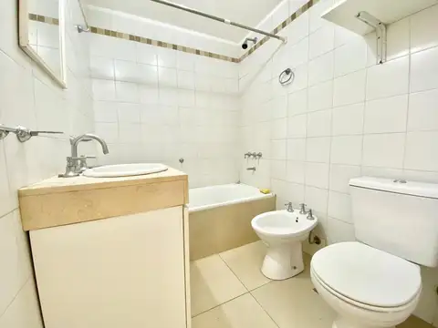 Departamento 2 ambientes con cochera descubierta.