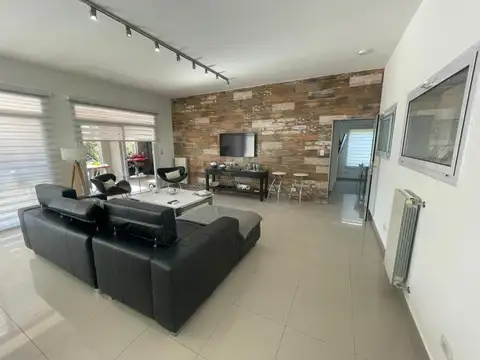 MODERNA CASA EN SAN PATRICIO