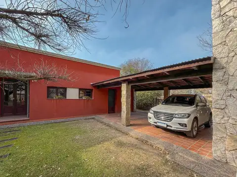 Casa de 3 dormitorios con 492 m2 y lote de 2.860 m2 en Los Raigales Roldan