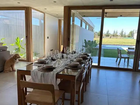 Casa 5 ambientes con 3 baños