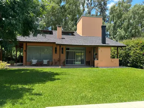 VENTA CASA DE 4 AMBIENTES EN BARRIO LA PEREGRINA LA LONJA PILAR