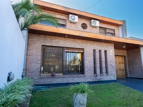 CASA 4 AMBIENTES LOTE 319 m2 PATIO + COCHERA