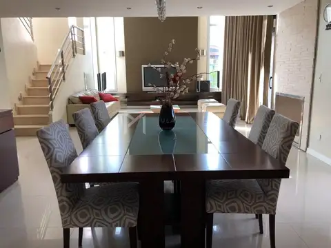 Casa 6 ambientes con 4 baños