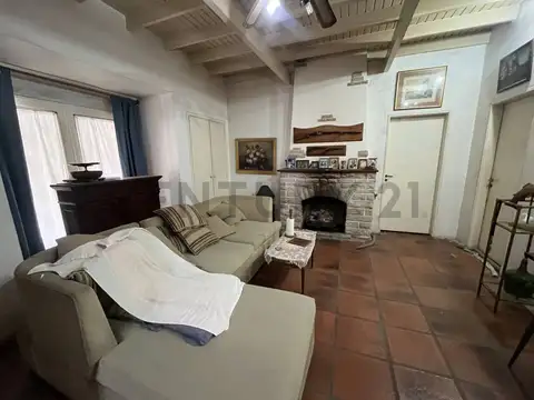 133 y 484 4700, Piso 0