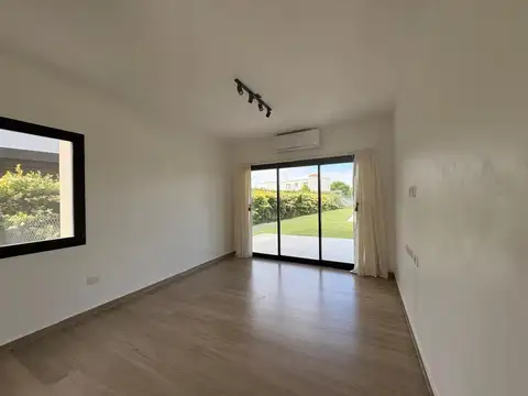 Casa en Alquiler con 4 cocheras