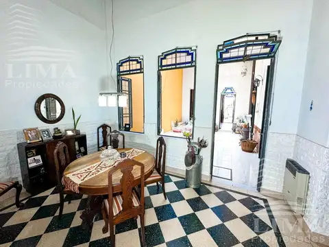 Casa 11 ambientes con 2 baños