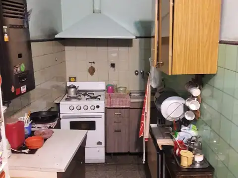 TIPO CASA AL FONDO / NO PAGA EXPENSAS/ CON PATIO Y PEQUEÑA TERRAZA 