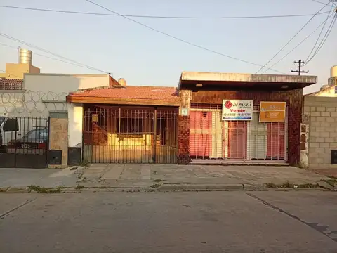 Casa con local y fondo