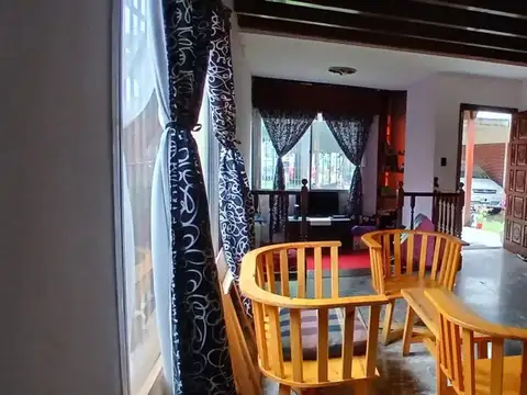 VENTA CASA TRES AMBIENTES CON TERRENO Y COCHERA