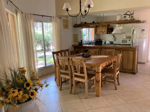 Casa 5 ambientes con 4 baños