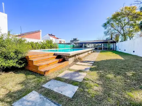 Casa 8 ambientes con 3 baños