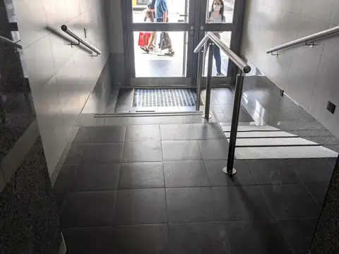 Dpto. en Vta. Belgrano: 3 amb. Frente. Balcón corrido. Cocina y baño completo. Vista abierta.-