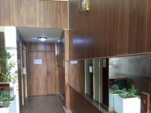 Oficina de 1 amb dividido al frente, 36 m, luminoso. Excelente ubicación 