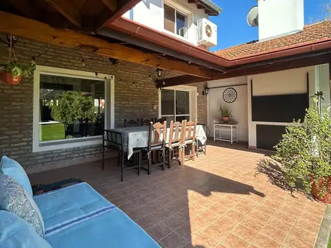 Casa 4 ambientes con 2 baños