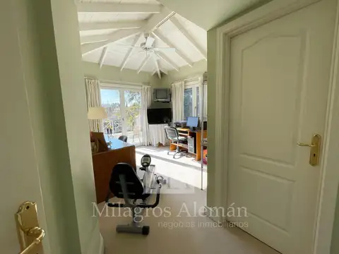 Casa en Alquiler con 2 cocheras