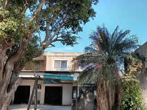 VENTA  2 LOCALES Y TERRENO-CASA  PLANTA ALTA  2 DORMITORIOS