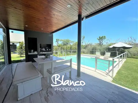 Casa 5 ambientes con 3 baños