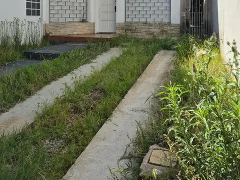 Casa antigua-3 ambientes con fondo libre